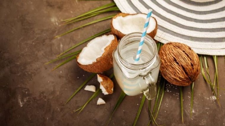 El agua de coco es una de las bebidas más saludables Foto: Shutterstock