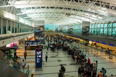 Las pasajeras demoradas permanecen en el Aeropuerto de Ezeiza y se les ofreció volver en el vuelo que llegaron, pero se negaron Foto: shutterstock.com