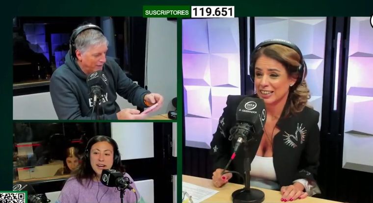 Horacio Cabak leyó al aire los mensajes que le envían a Marina Calabró La periodista le prestó su celular al conductor y luego se arrepintió Foto: Captura de streaming