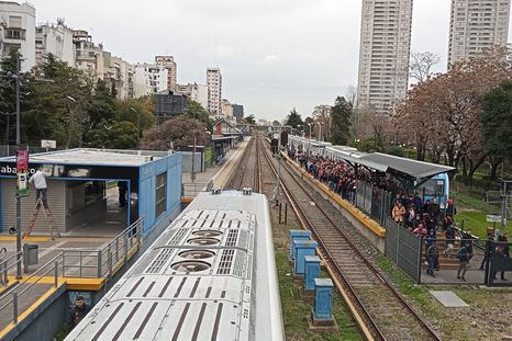 El servicio del ferrocarril Sarmiento funciona con interrupciones. El servicio del ferrocarril Sarmiento funciona con interrupciones.