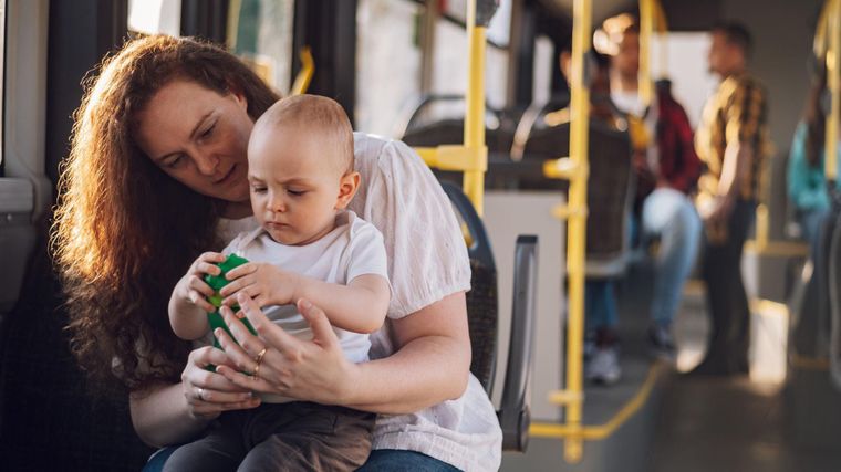 La idea es que el niño se pueda entretener solo explorando los objetos que tiene al alcance.