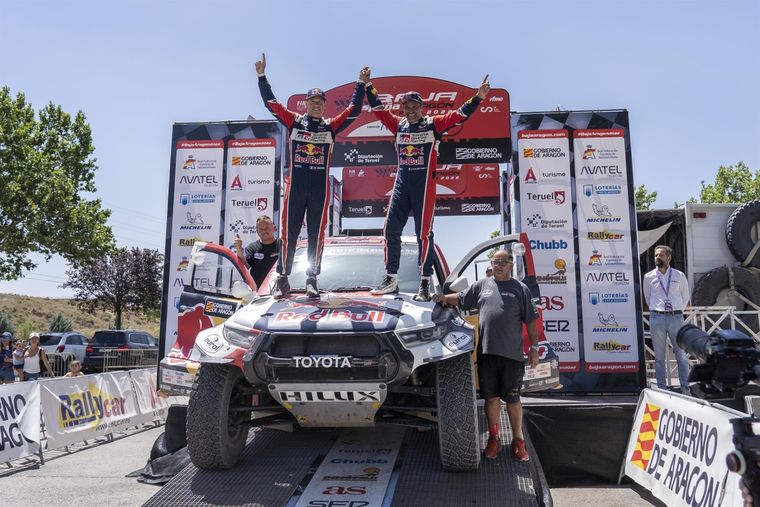 Nasser y Mathieu Baumel, su navegante, en el podio de la Baja Aragón. Foto: EFE