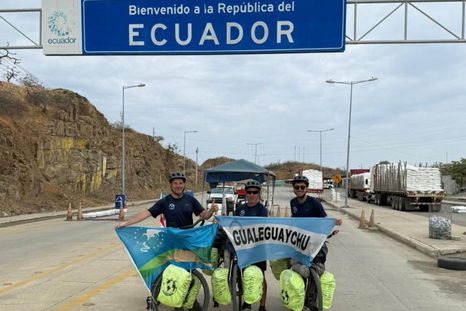 Los tres viajeros pasaron por decenas fronteras antes de llegar a destino. Los tres viajeros pasaron por decenas fronteras antes de llegar a destino.
