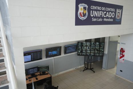 Cornejo y Poggi inauguraron el nuevo Centro de Control Unificado en Desaguadero. Cornejo y Poggi inauguraron el nuevo Centro de Control Unificado en Desaguadero.