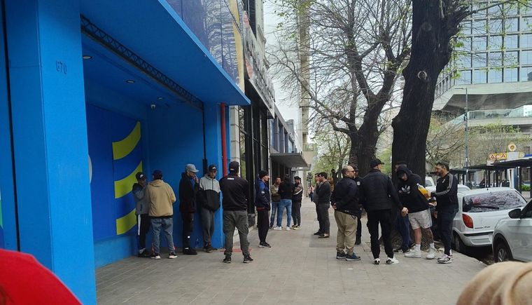 El oficialismo, que conduce Maximiliano Abad, denunció la llegada de una patota al Comité Provincia. Foto: MDZ