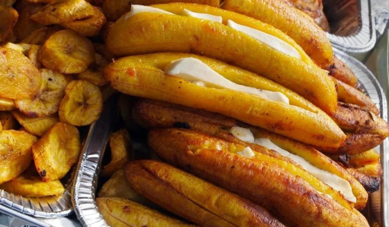 Sabor latino en tu mesa: descubre la magia de los plátanos con queso Foto: Mui Kitchen