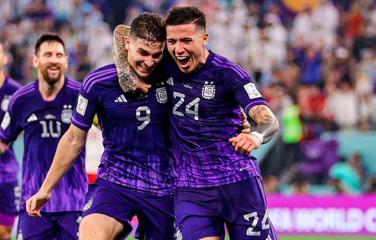 Julián Álvarez y Enzo Fernández, festejando el segundo gol de la Argentina a Polonia en Qatar 2022.