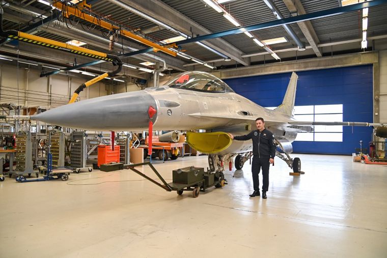 El ministro de Defensa de la Nación viajó a Dinamarca para supervisar los trabajos sobre los primeros seis aviones F-16 que se sumarán a la Fuerza Aérea Argentina.&nbsp;