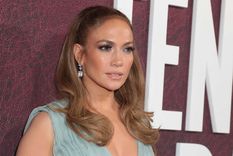 Jennifer López. Foto: https://www.hellomagazine.com/imagenes/celebrities/20211226129687/jennifer-lopez-christmas-breakfast-in-stunning-kitchen/0-632-367/jennifer-lopez-no-makeup-christmas-kitchen-t.jpg