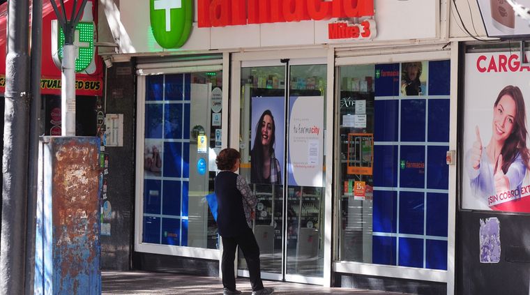 Ante el aumento de casos se ha visto una creciente de compras de los productos esenciales para prevenir el coronavirus Foto: ALF PONCE / MDZ