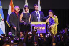Zohran Mamdani con sus padres y esposa. Foto: EFE.