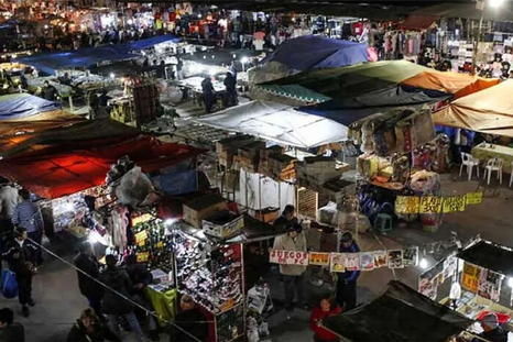 Momentos de tensión se vivieron en La Salada por un nuevo decomiso de mercadería y una protesta de los puesteros Momentos de tensión se vivieron en La Salada por un nuevo decomiso de mercadería y una protesta de los puesteros