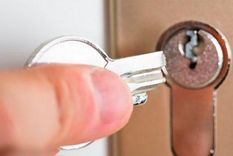 increibles trucos para sacar una llave rota de una cerradura