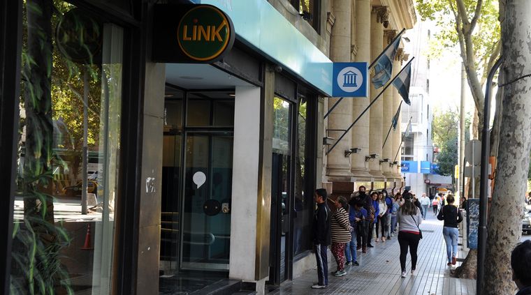 Los bancos volvieron a abrir sus puertas pero las pymes reclaman que los puedan atender. Foto: ALF PONCE / MDZ