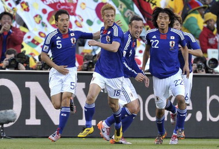 Keisuke Honda (18) de Japón celebra su gol contra Camerún. Foto: EFE