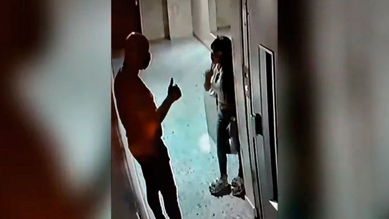Las cámaras del edificio registraron cuando la mujer ingresó al departamento de la víctima