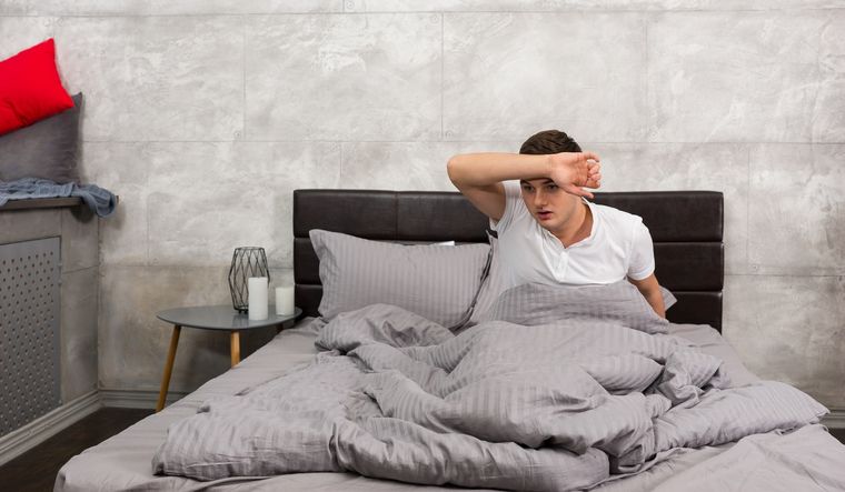 Sueño sudor El sudor causa molestia para dormir. Foto: Shutterstock