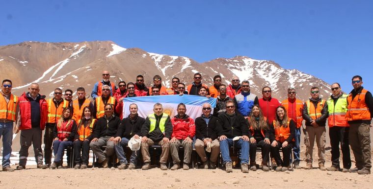 El equipo de Los Azules en alta cordillera. El inicio de temporada empezó con 120 personas pero en los siguientes meses se puede llegar a 300.
