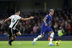 Enzo traslada la pelota durante el duelo con Fullham. Foto: EFE