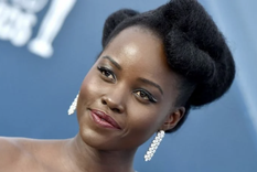 La actriz deslumbra con un diseño estilo naked dress de Gucci en color vinotinto con escote profundo.