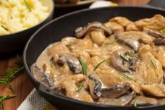 Aprende a preparar este delicioso pollo salteado con champiñones Foto: Shutterstock