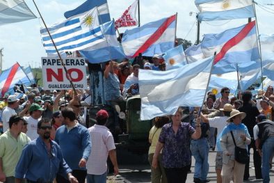 MDZol | Los ambientalistas mantienen cortado el punte que une Gualeguaychñu con Fray Bentos. Foto: NA
