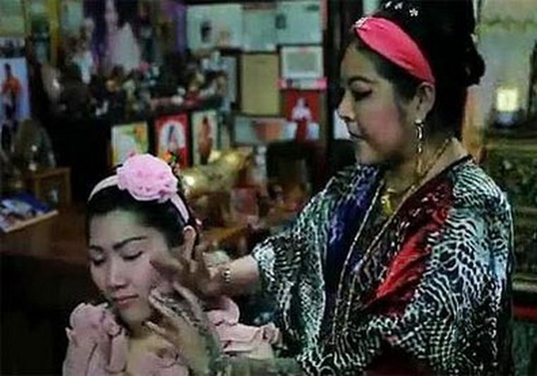 La esteticista trabaja en base a palmadas y pellizcos.