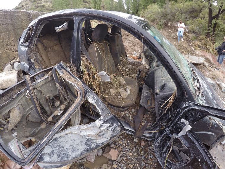 Así quedó el auto de la familia accidentada en Potrerillos Foto: ALF PONCE MERCADO/ MDZ