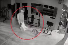 La violenta agresión quedó registrada por las cámaras de seguridad del gimnasio Foto: captura video