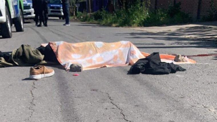 El cuerpo del ladrón abatido tras intentar robar una camioneta