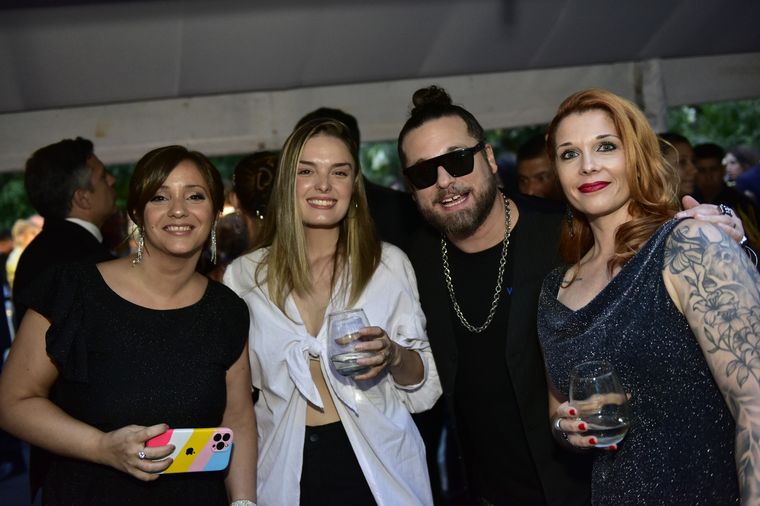 Flor Otero y Germán Trippel se encontraron con amigos. Foto: Gentileza