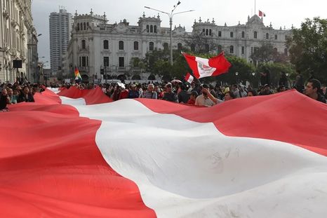 Los peruanos van a las urnas para elegir a su noveno presidente en 10 años Los peruanos van a las urnas para elegir a su noveno presidente en 10 años