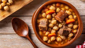 La receta de cocido madrileño se sirve tradicionalmente en tres vuelcos. La receta de cocido madrileño se sirve tradicionalmente en tres vuelcos.