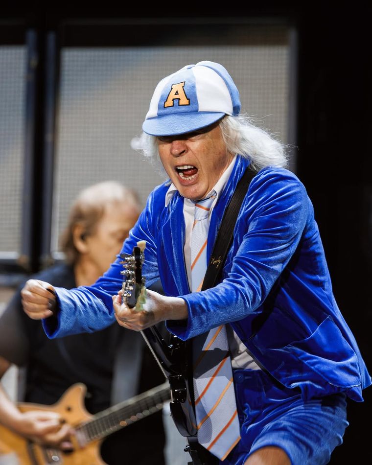El icónico guitarrista demostrando que nada lo detiene. El icónico guitarrista demostrando que nada lo detiene.