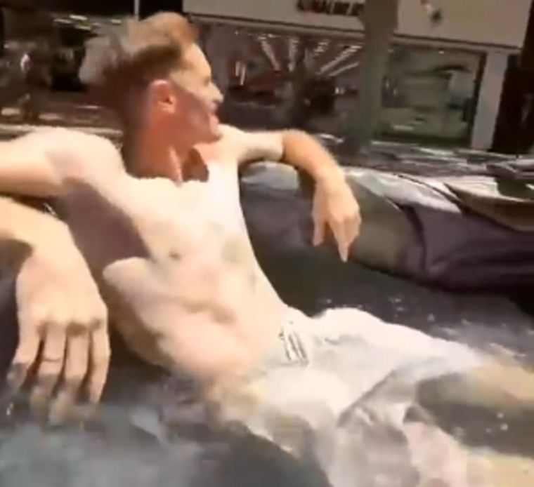 El influencer ruso radicado en Mendoza publicó un video que generó cuestionamientos por su imprudencia en la vía pública.