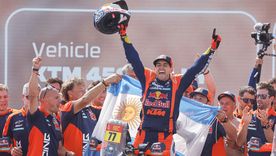 Luciano Benavides celebra en Yanbu el Dakar 2026, el más ajustado de la historia en motos.