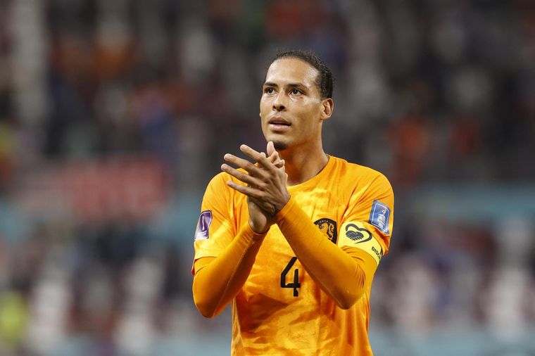 Van Dijk, principal figura de Países Bajos, aseguró que el partido ante Argentina no será un mano a mano entre él y Messi. Foto: EFE