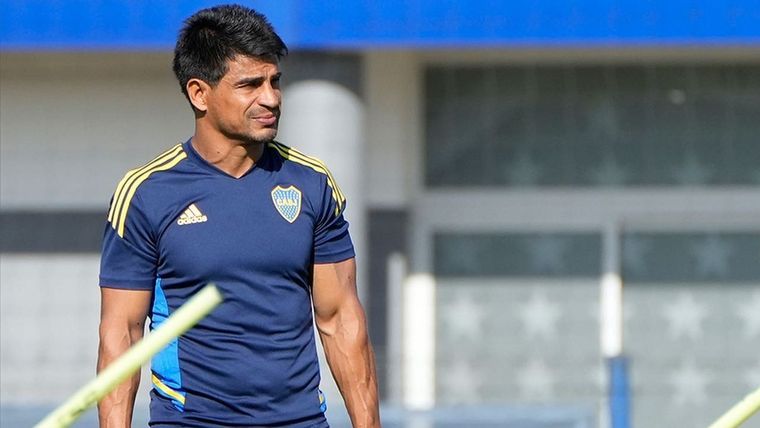 Hugo Ibarra analiza meter mano en el equipo. Foto: @BocaJrsOficial