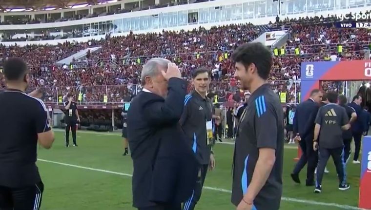 Pablo Aimar hablando con las autoridades del partido. Foto: Captura