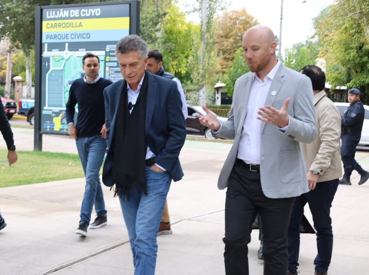 Esteban Allasino junto a Mauricio Macri en una recorrida por Luján.&nbsp;
