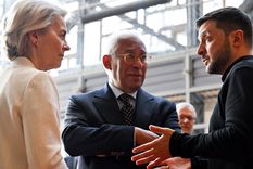 La Unión Europea, a través de los presidentes del Consejo Europeo, António Costa, y de la Comisión Europea, Ursula von der Leyen, escucha al presidente de Ucrania, Volodímir Zelenski. Foto Dpa La Unión Europea, a través de los presidentes del Consejo Europeo, António Costa, y de la Comisión Europea, Ursula von der Leyen, escucha al presidente de Ucrania, Volodímir Zelenski. Foto Dpa