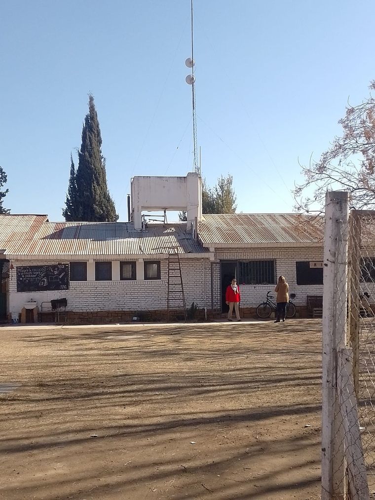 La escuela Esteban Echeverría comenzó a incendiarse