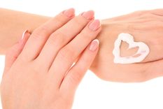 Cuidar las manos del frío es fundamental para que la piel no se reseque y agriete Foto: Univisión