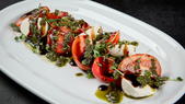 Delicia mediterránea: receta de ensalada caprese con pesto casero fácil. Delicia mediterránea: receta de ensalada caprese con pesto casero fácil.