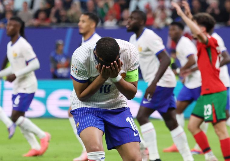 Mbappé recibió un pelotazo ¡en la nariz! Foto: EFE