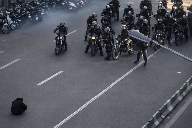 Manifestante solitario enfrenta a las fuerzas del régimen iraní.