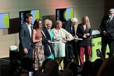 Mirtha Legrand junto a sus nietos y su hija Marcela, acompañada de Héctor Olivera, también distinguido con el reconocimiento. Foto: Gabriel Sotelo