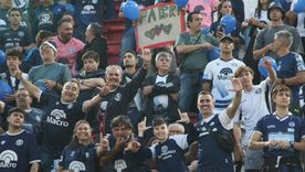 Los hinchas del Azul coparon el estadio de Instituto desde temprano y no pararon de alentar en la previa de la final con Argentinos. Los hinchas del Azul coparon el estadio de Instituto desde temprano y no pararon de alentar en la previa de la final con Argentinos.