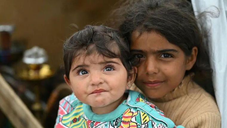 Dos hermanas en un campamento informal para personas desplazadas en Beirut, Líbano.