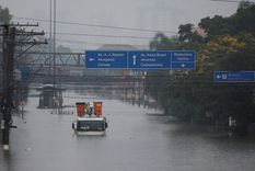 Vista de un camión en una zona inundada en Porto Alegre, estado de Rio Grande do Sul Foto: Reuters